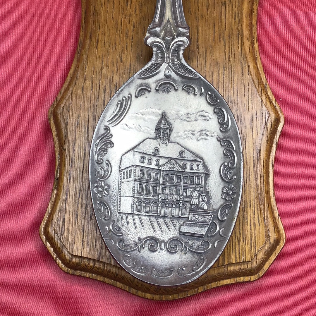 Frieling, Zinnlöffel Jahreslöffel 1988 mit Holzbrett