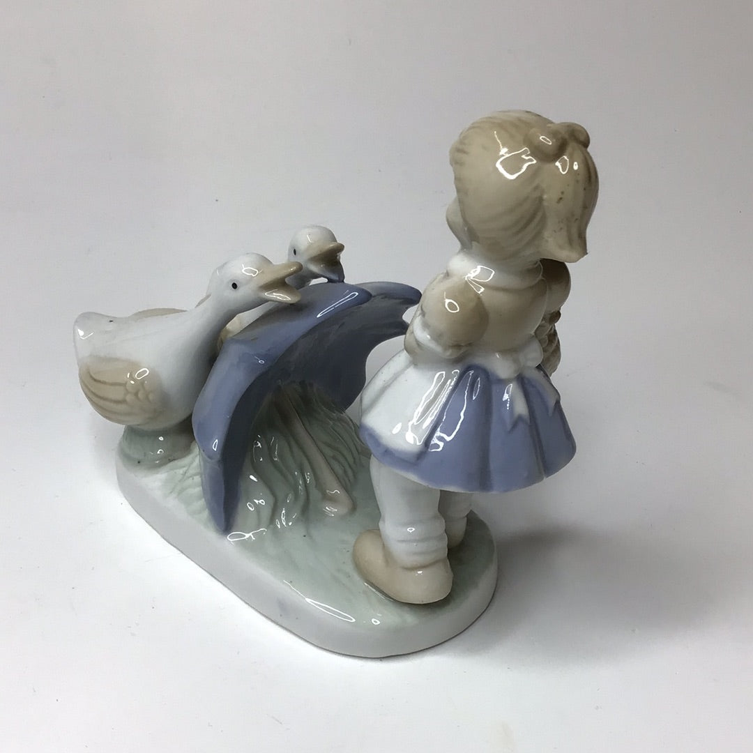 Porzellan Figur Mädchen mit Gänsen und Regeschirm