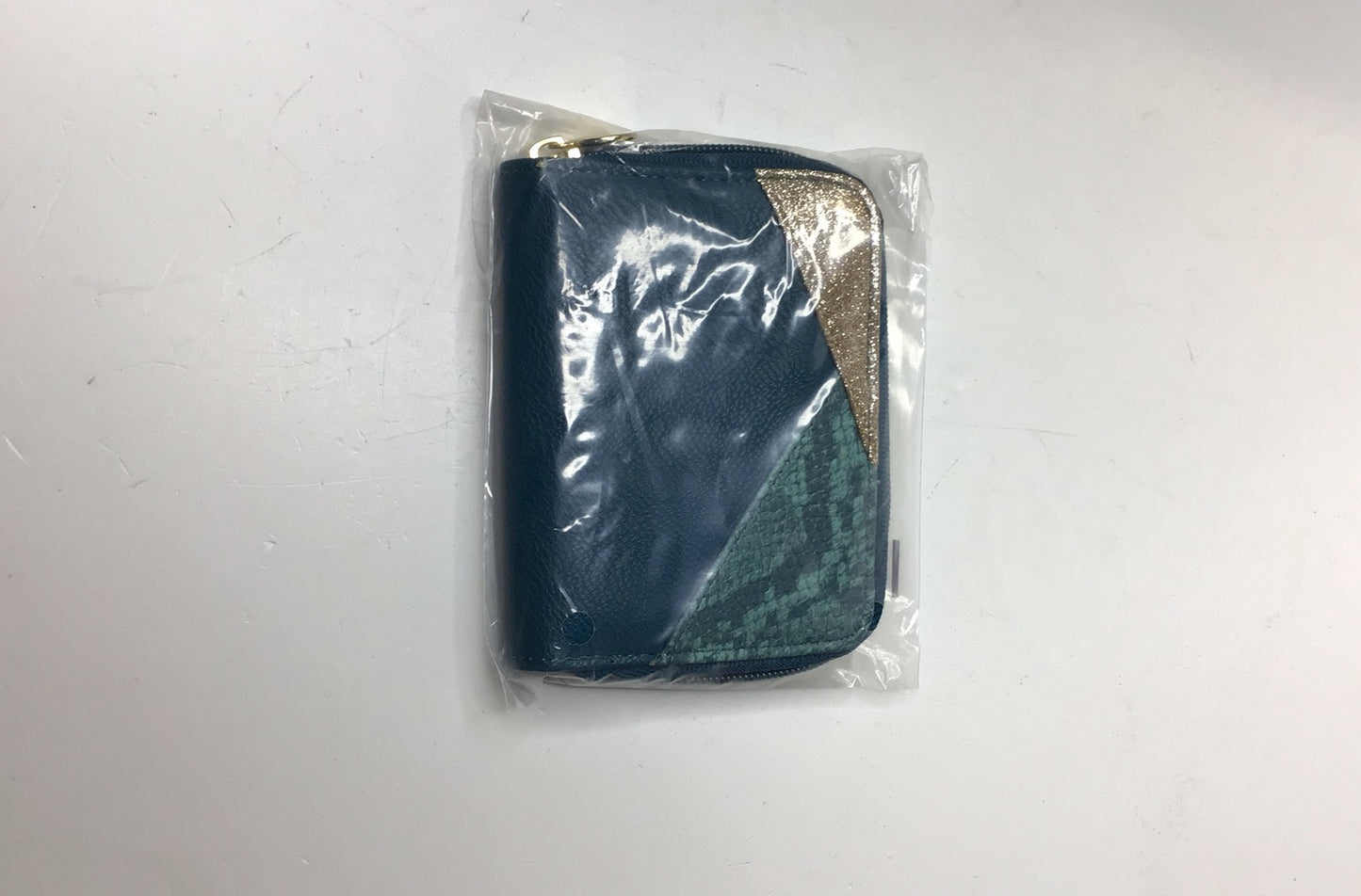 Blaue Tasche mit kleinem Geldbeutel