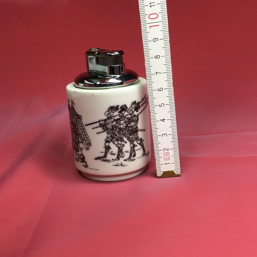 Tischfeuerzeug aus Porzellan mit Oldtimer-Motiven