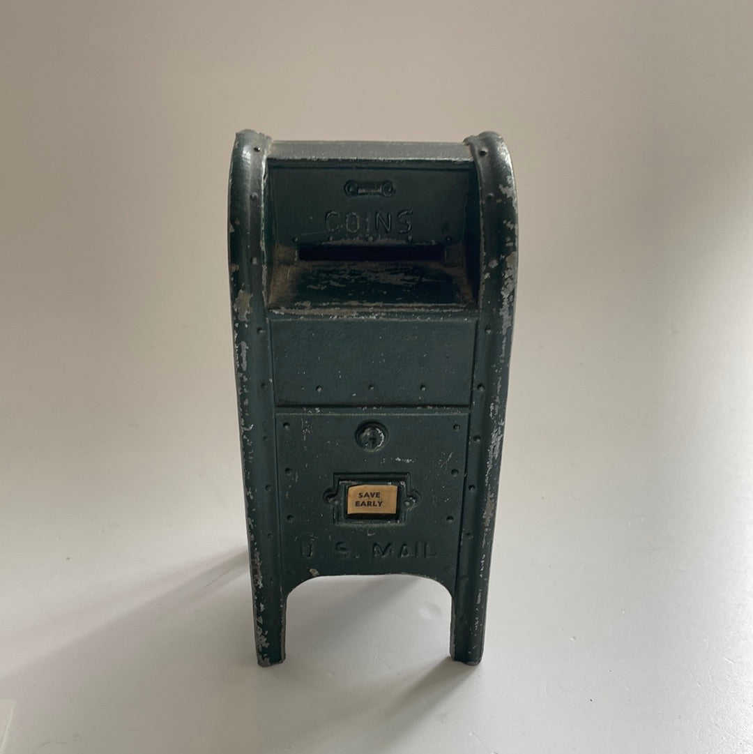 Spardose als Briefkasten aus Metall