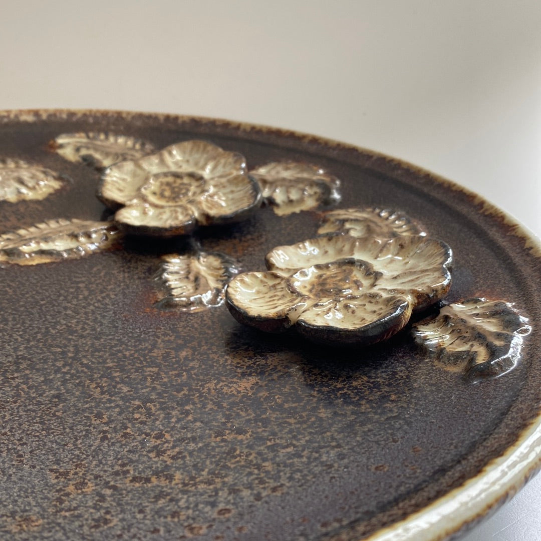 Wandteller Keramik mit 3D Blumen Motiv
