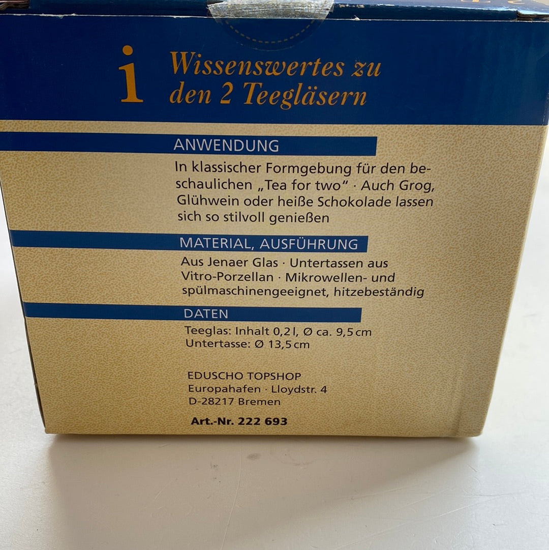 2 Teegläser mit blaue Porzellan Untertassen