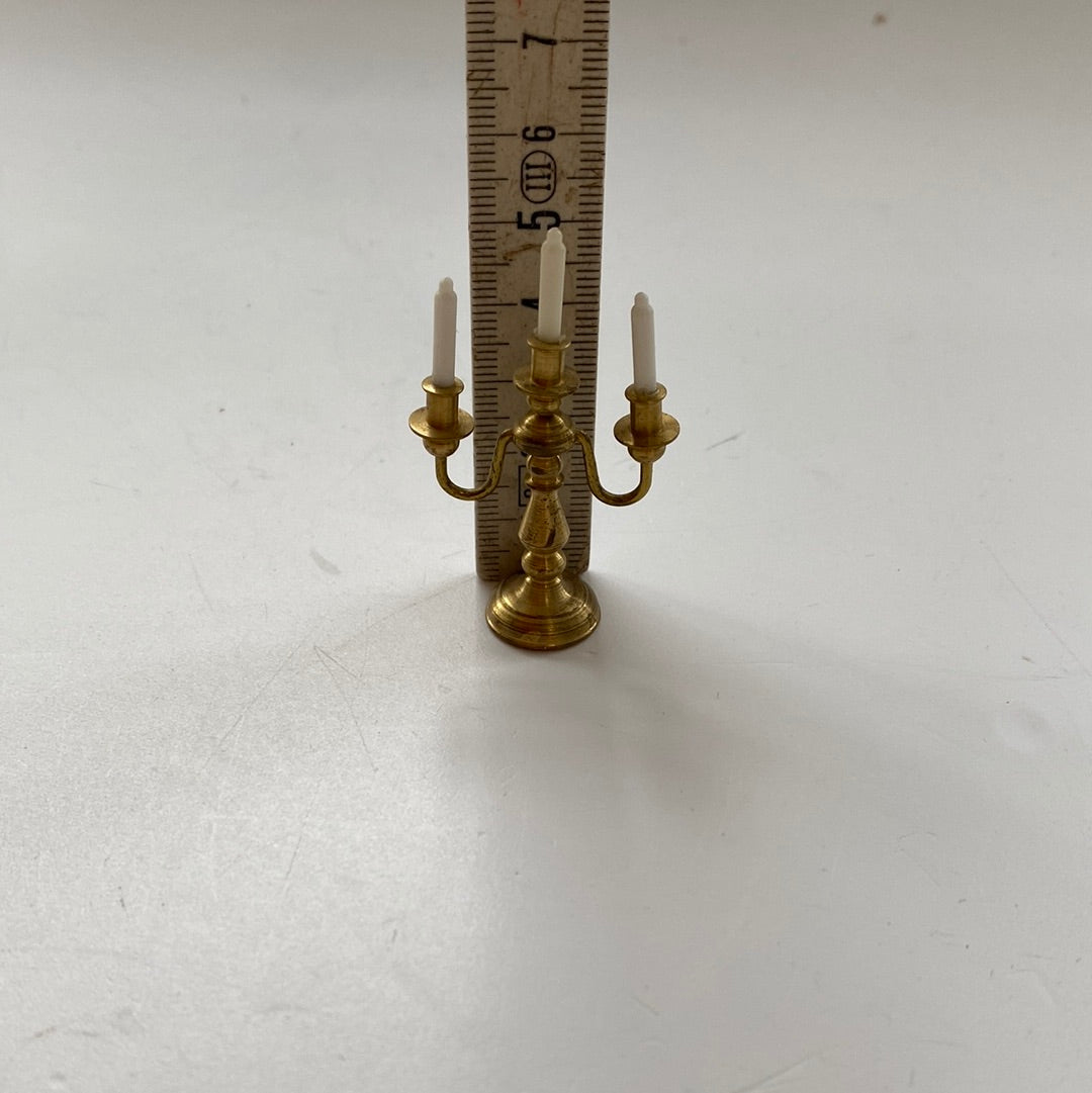 3-armiger Messingleuchter mit Kerzen