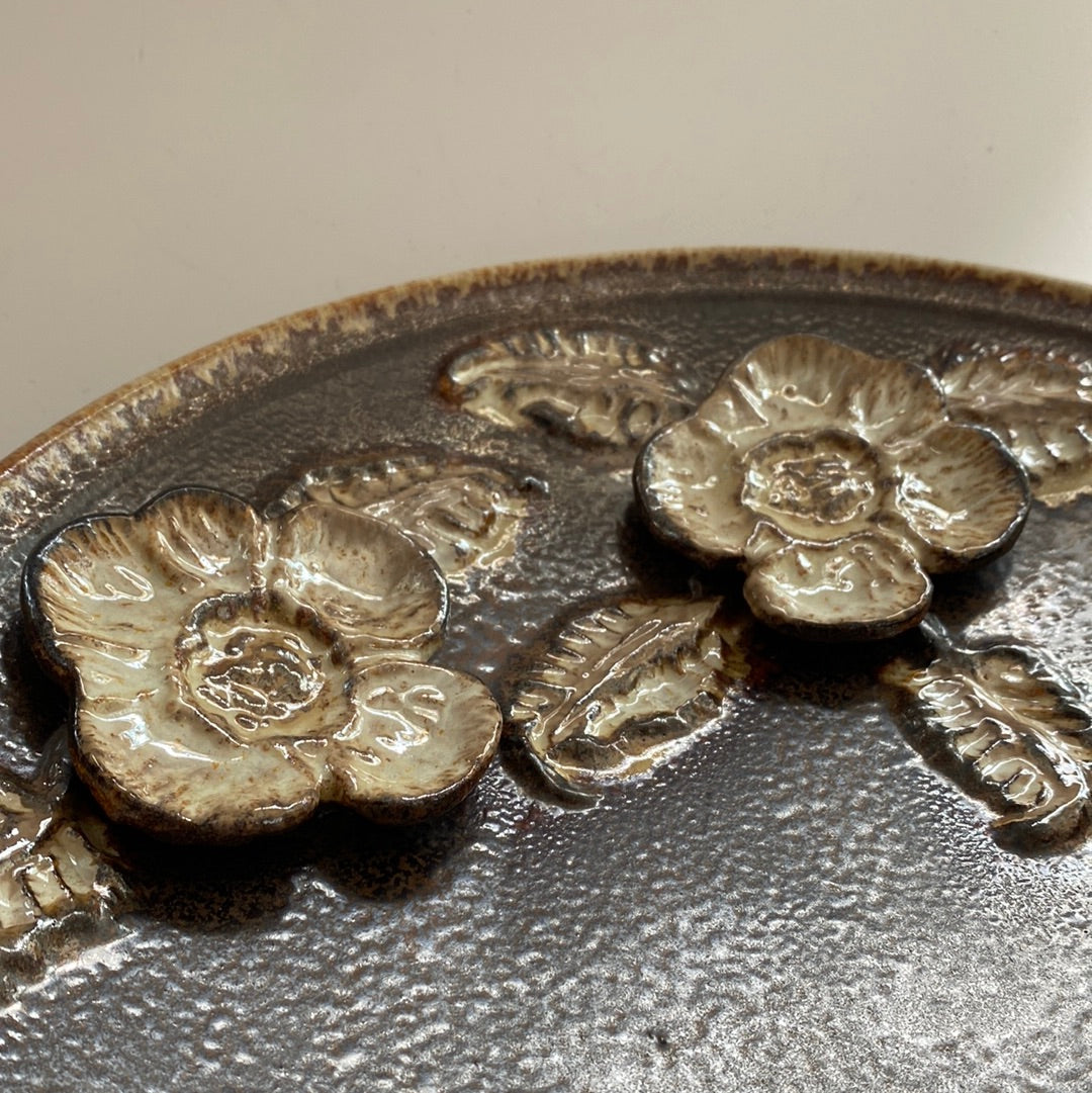 Wandteller Keramik mit 3D Blumen Motiv
