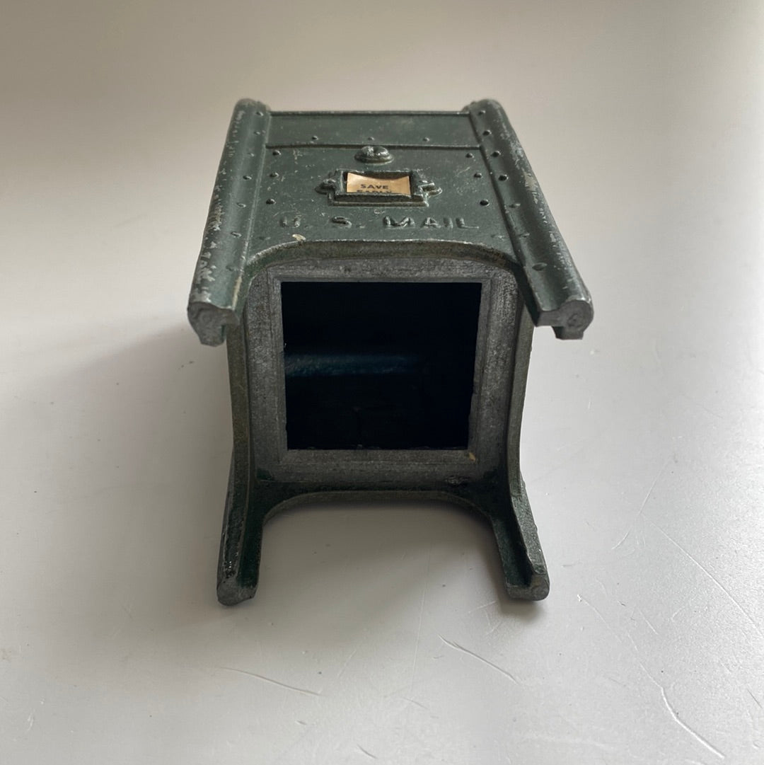 Spardose als Briefkasten aus Metall