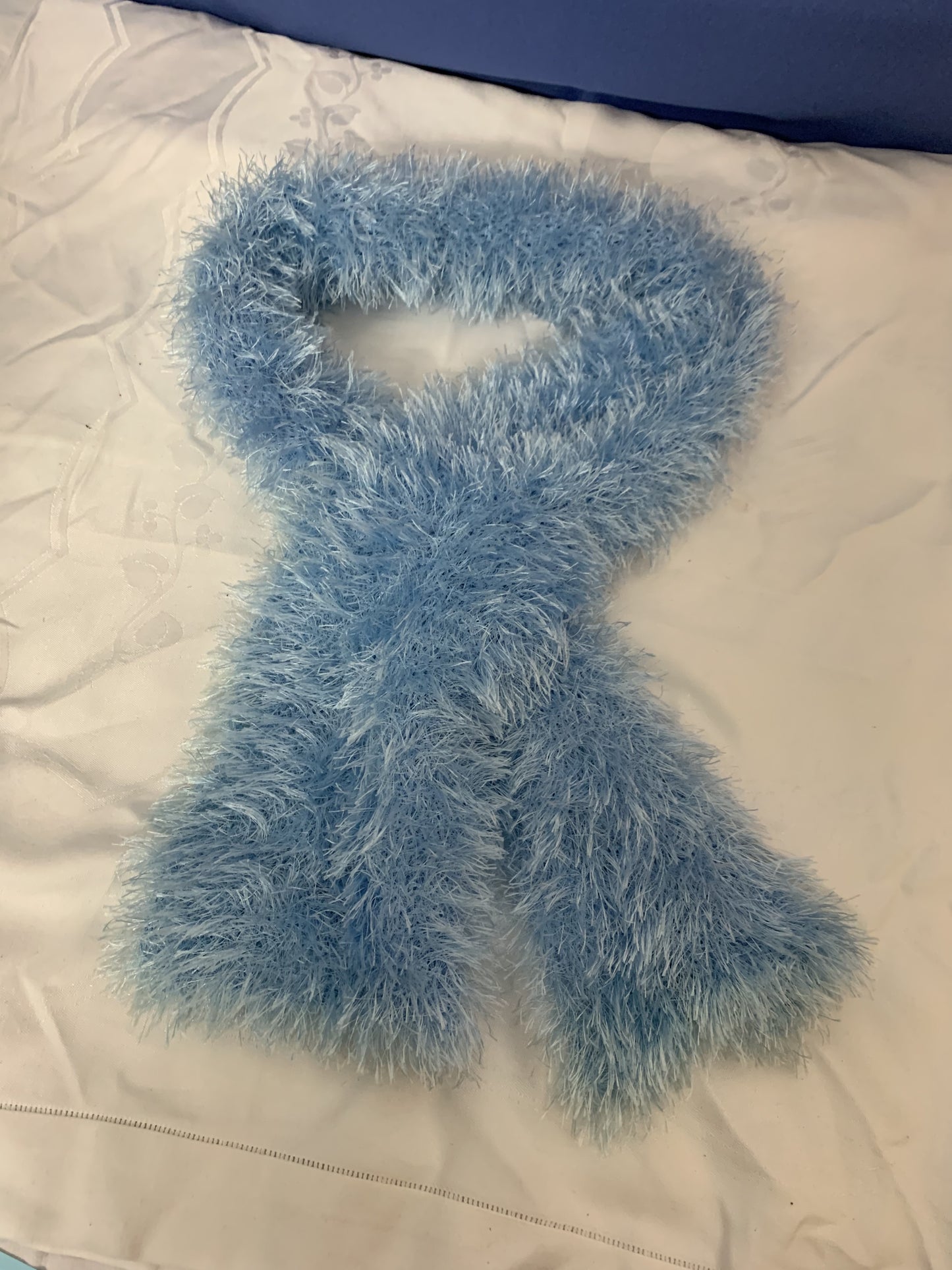 Handarbeit blaue Schal