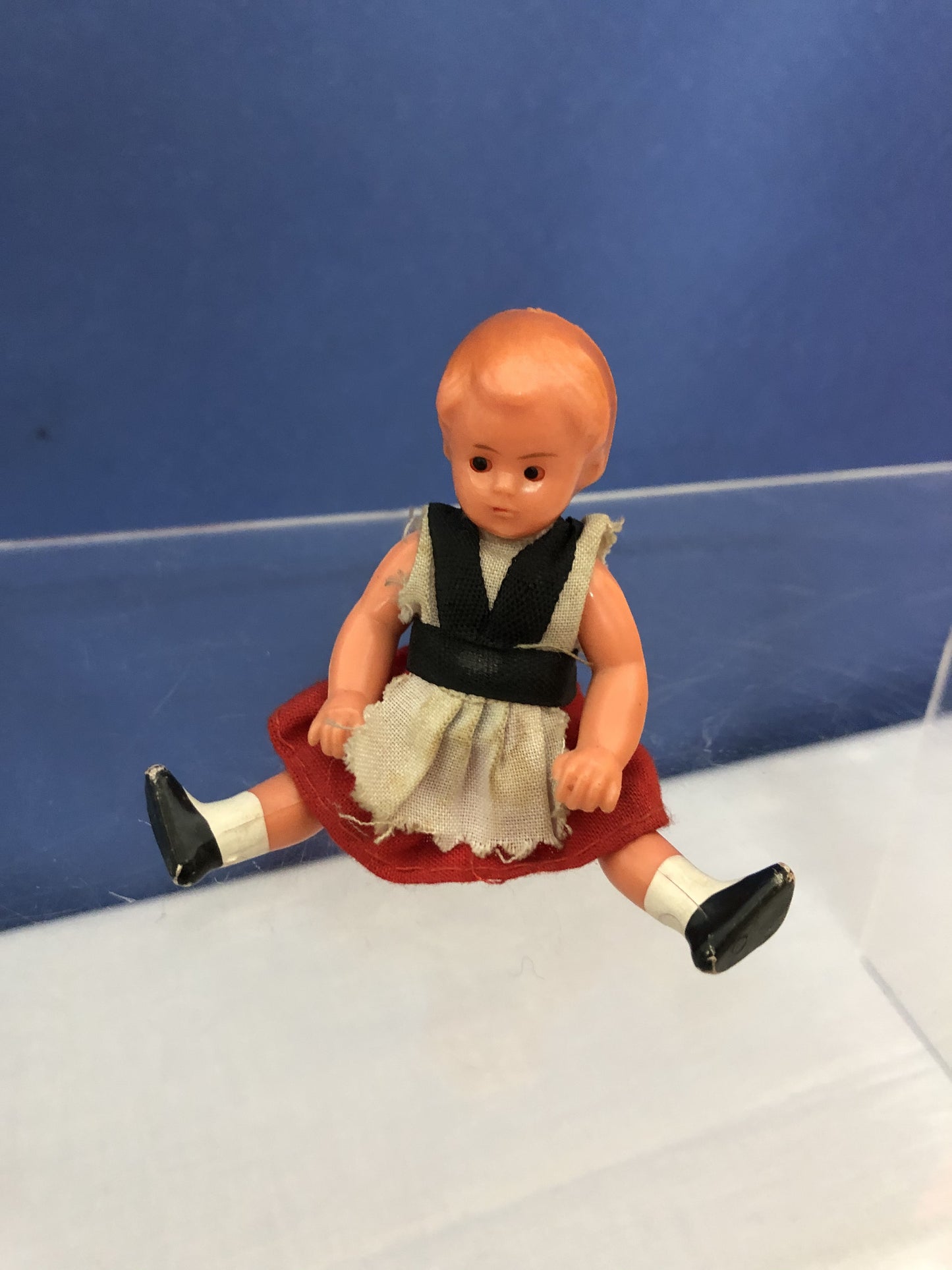 Puppenhaus Puppe mit Kulleraugen alt