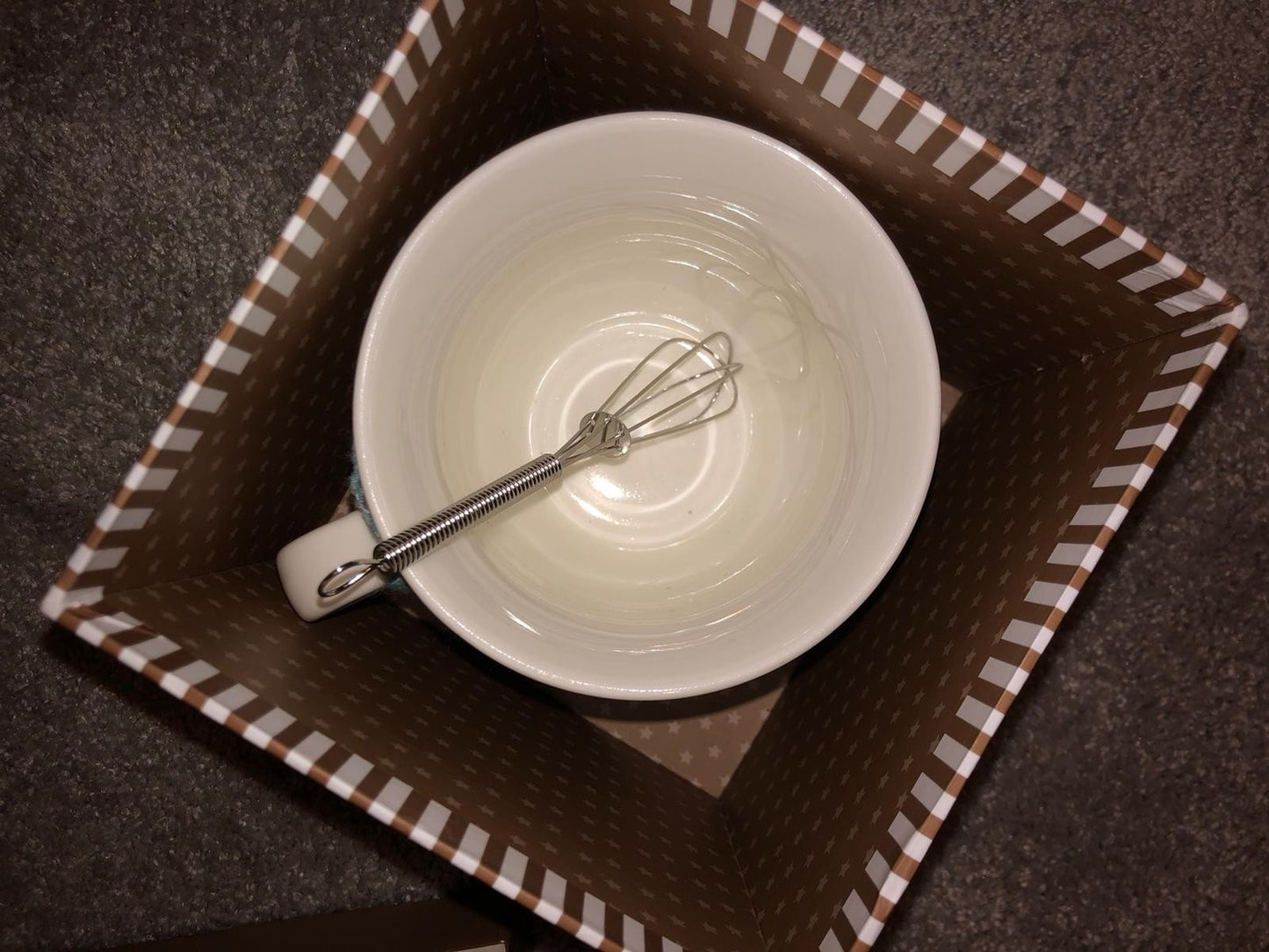 Tasse mit Minischneebesen