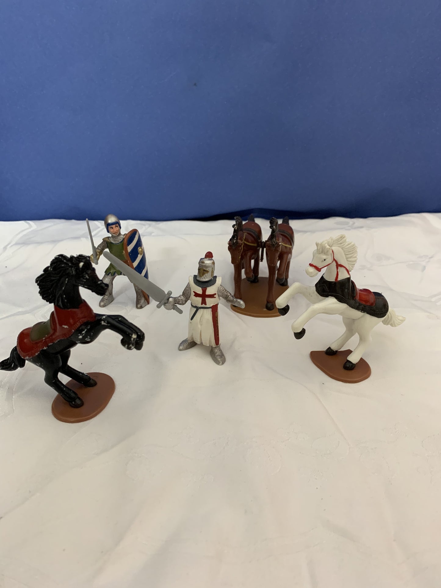 Kreuzritter-Figuren mit Pferden