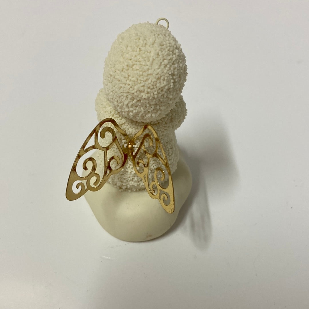 Kleiner Engel mit goldenen Flügeln