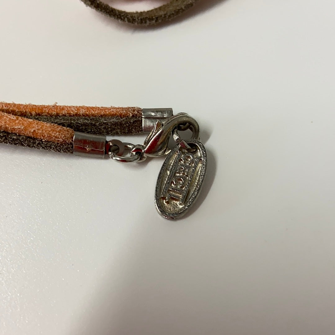 Kette veloursleder, Anhänger mit Flügel Motiv