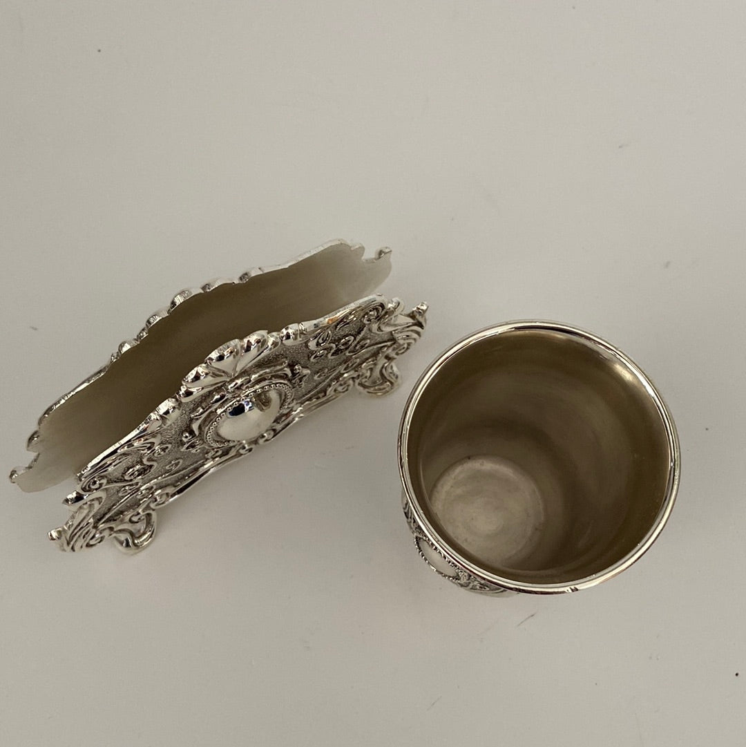 Becher und Serviettenhalter aus Edelstahl