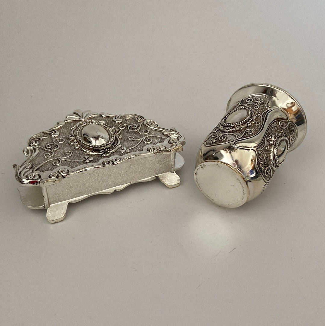 Becher und Serviettenhalter aus Edelstahl