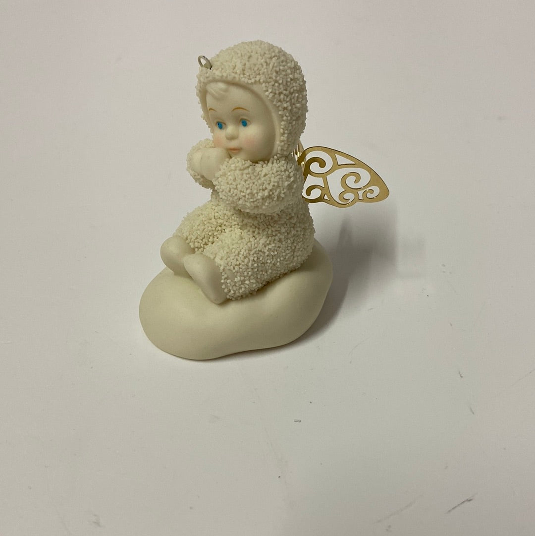 Kleiner Engel mit goldenen Flügeln