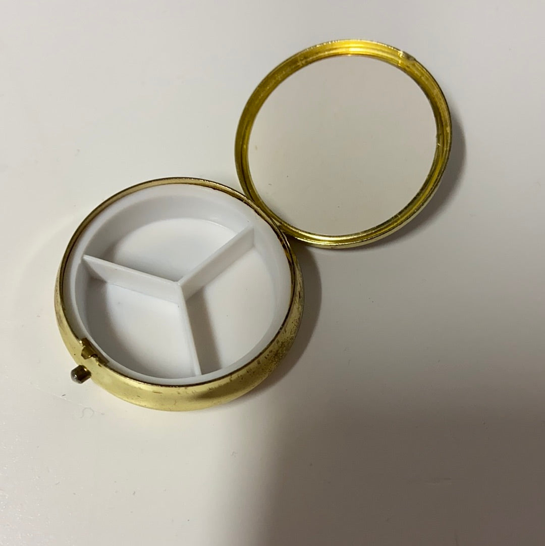 Kleine Dose mit drei Fächern Pillendose