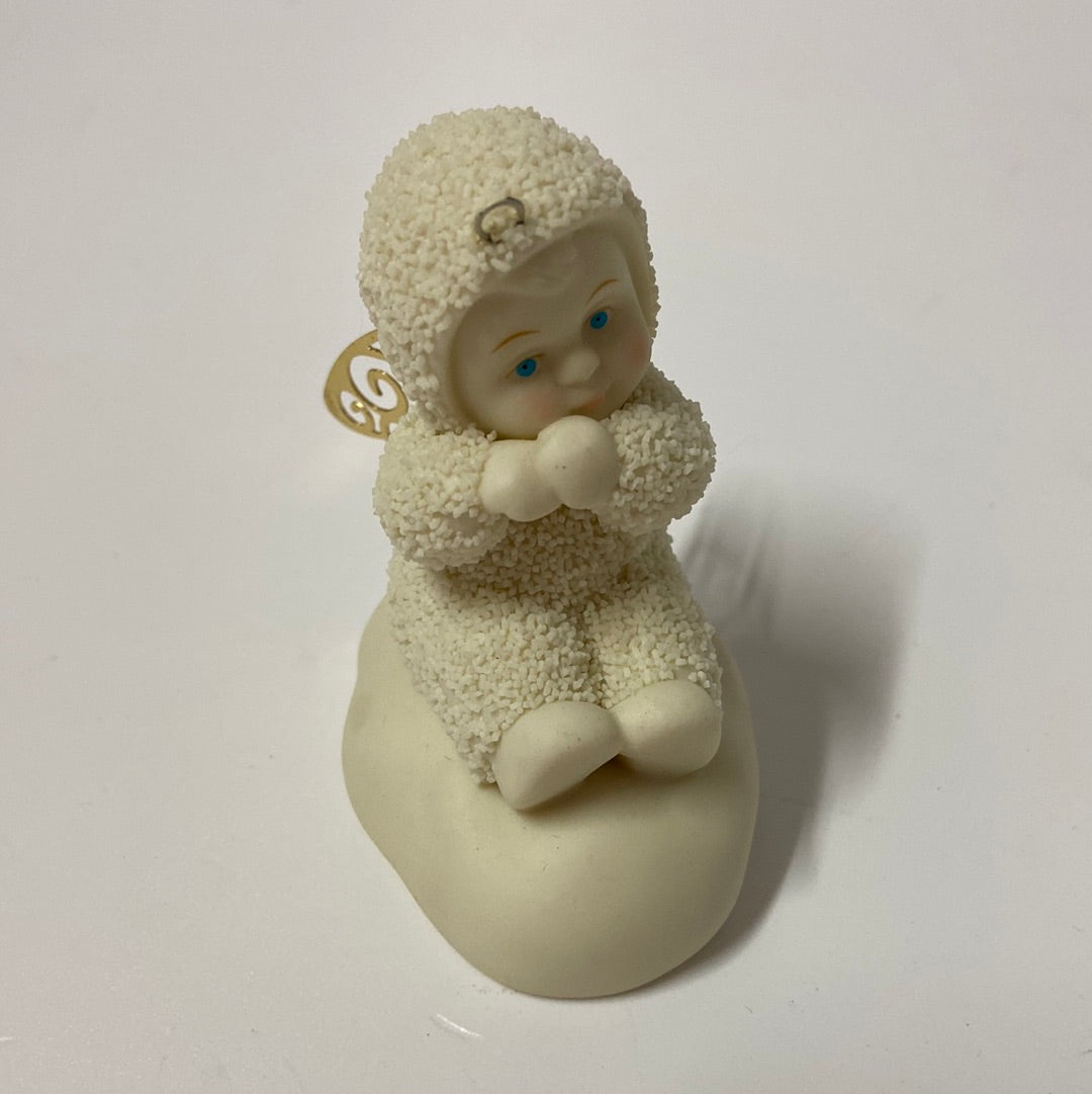 Kleiner Engel mit goldenen Flügeln