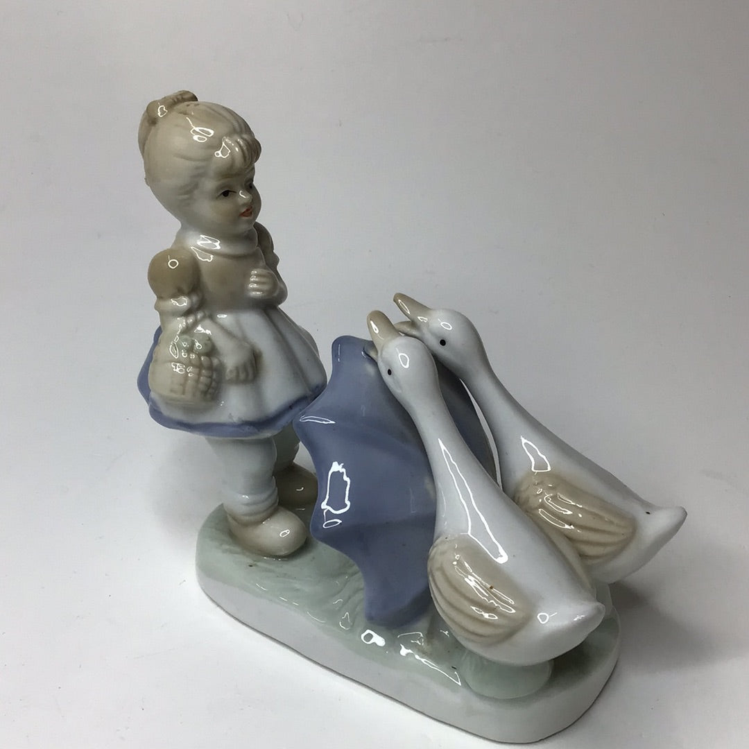 Porzellan Figur Mädchen mit Gänsen und Regeschirm