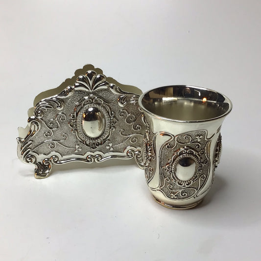 Serviettenhalter und Becher aus Metall