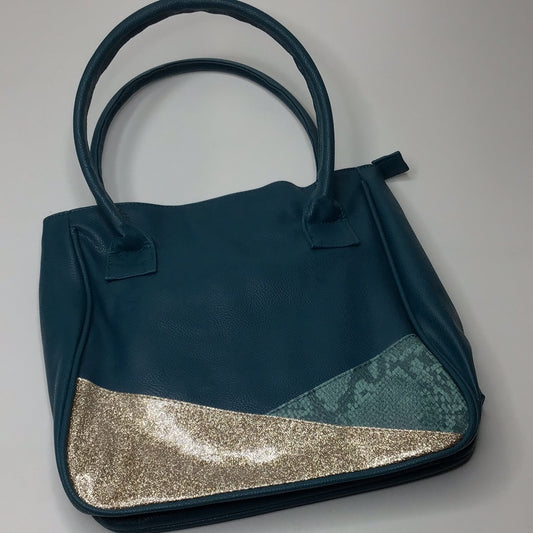 Blaue Tasche mit kleinem Geldbeutel