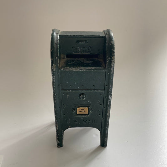 Spardose als Briefkasten aus Metall