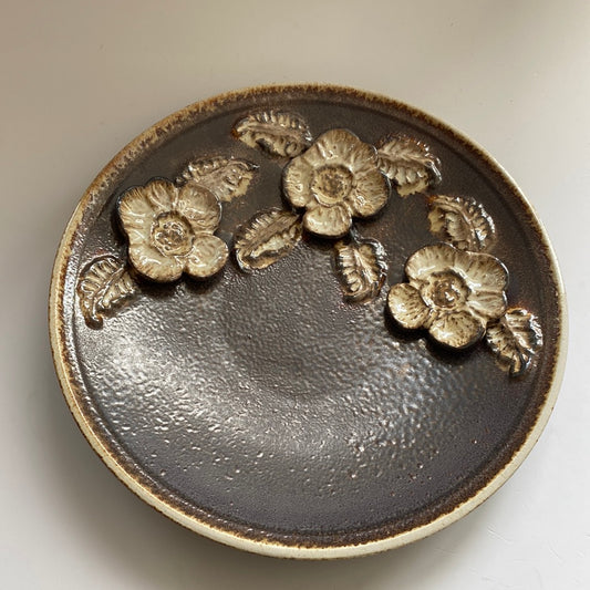 Wandteller Keramik mit 3D Blumen Motiv