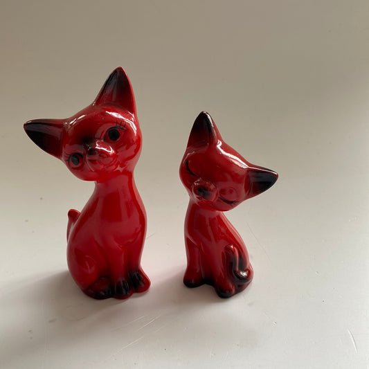2 Cortendorf rote und sitzende Katzen