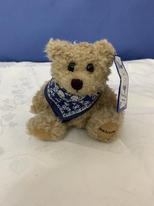 Unicef Teddybär mit Etikett