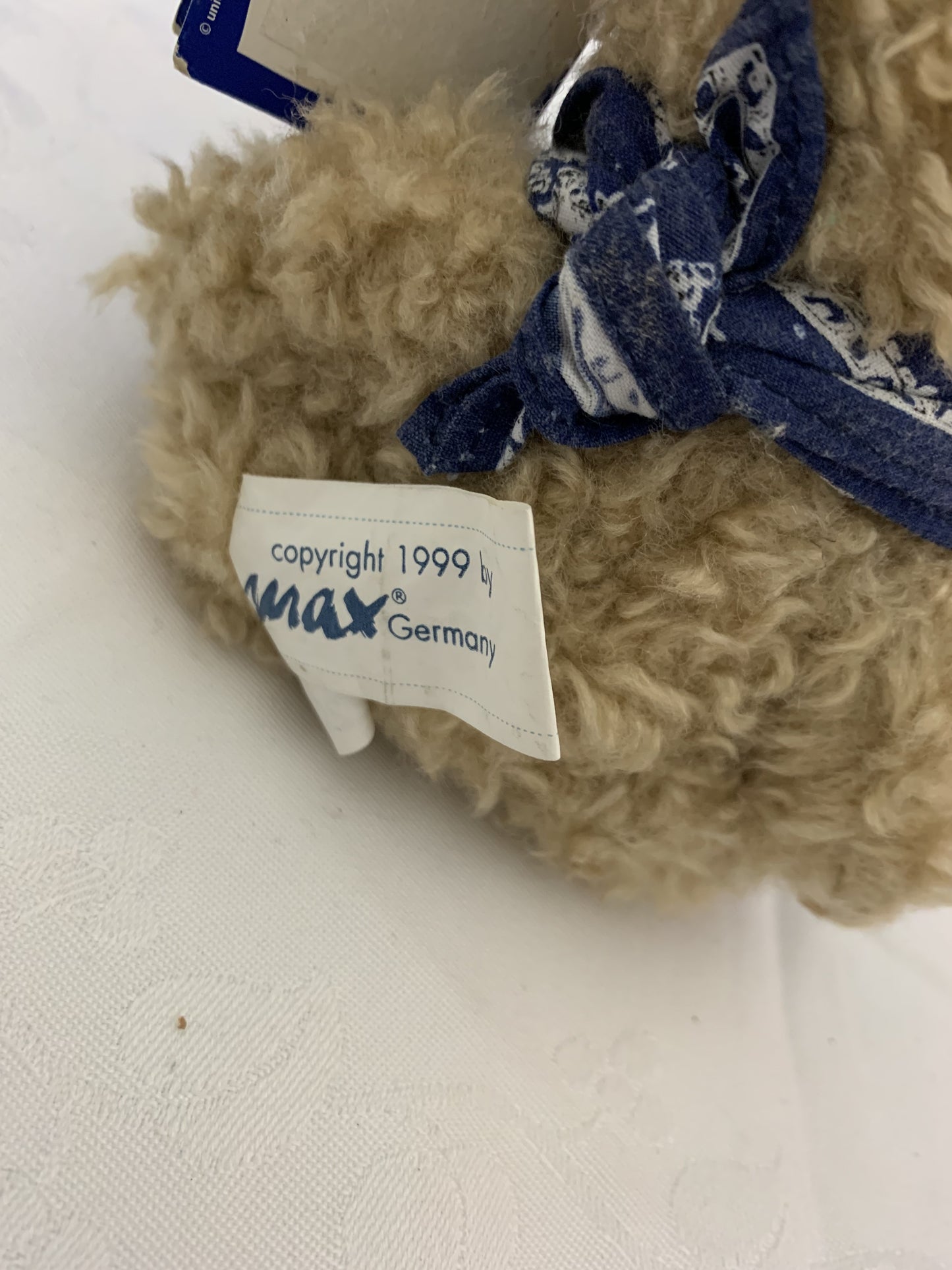Unicef Teddybär mit Etikett