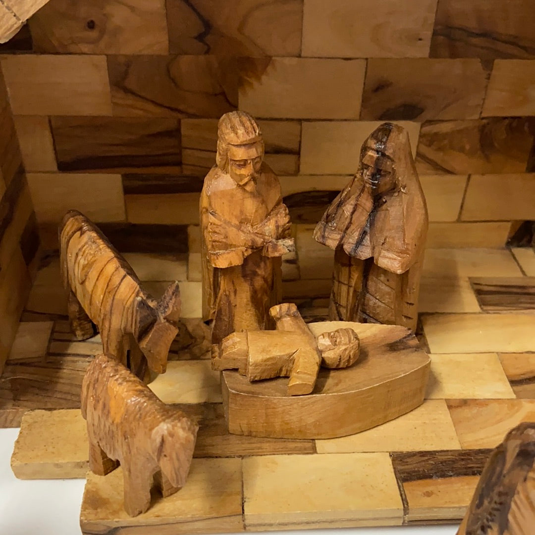 Krippe mit Holzfiguren