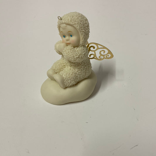Kleiner Engel mit goldenen Flügeln